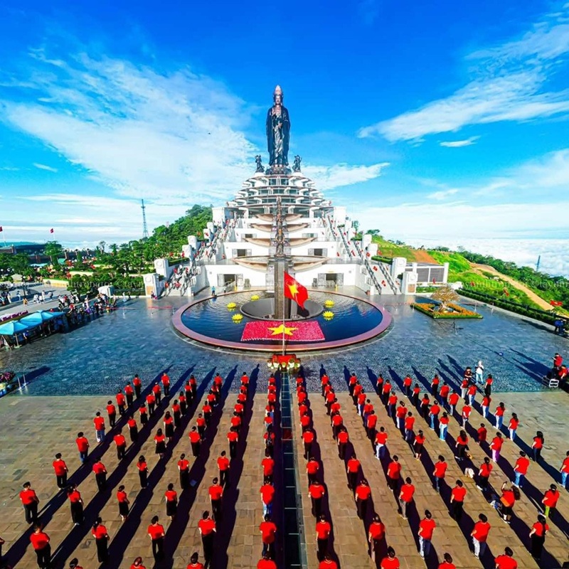 Lễ Thượng Cờ Trên Đỉnh Núi Bà Đen